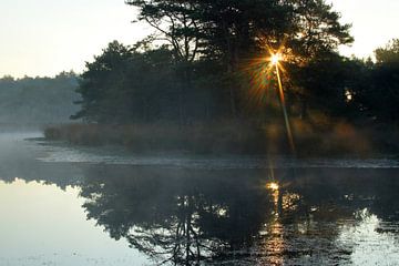 Zonsopkomst boven het water van J.A. van den Ende