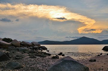 Zonsondergang Whale Island Vietnam van Jack Koning