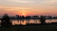 ochtenrood over de maas in limburg tijdens zonsopkomst van ChrisWillemsen thumbnail