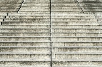 Symmetrische betonnen treden met dieptewerking van Alexander Baumann