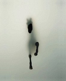 Paard dat uit de mist tevoorschijn komt – Minimalistische, abstracte paardenkunst van RAMYHEFNY-GALLERY