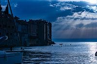 Küste von Rovinj in blau