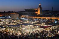 Mensen en voedselkraampjes 's avonds op Jema el Fna in Marrakech Marokko van Dieter Walther thumbnail