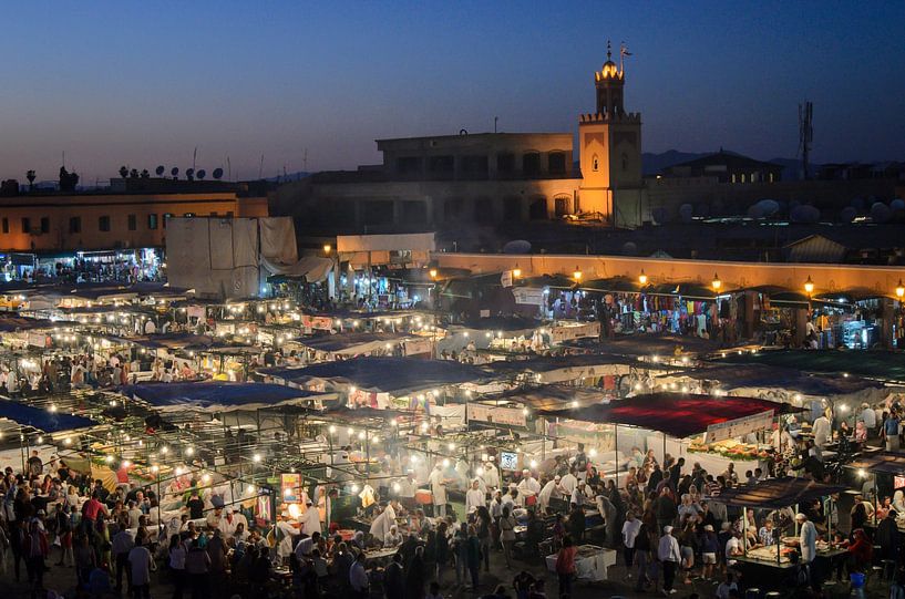 Mensen en voedselkraampjes 's avonds op Jema el Fna in Marrakech Marokko van Dieter Walther