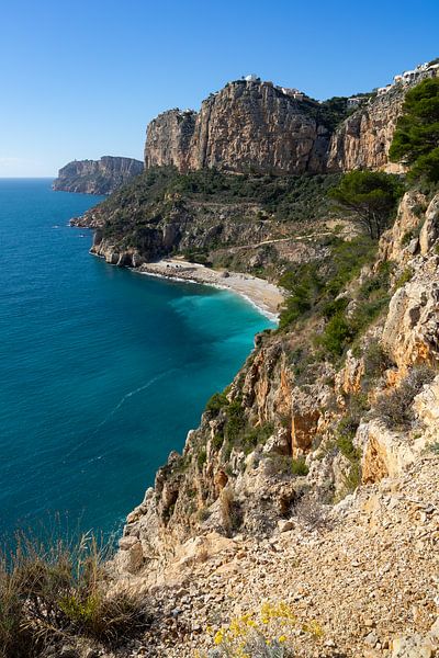 Falaises et eau de mer bleue à Cala Moraig par Adriana Mueller