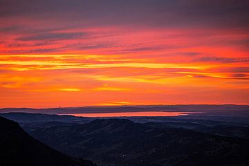 Sonnenuntergang über dem Bodensee von Grünten aus von Leo Schindzielorz