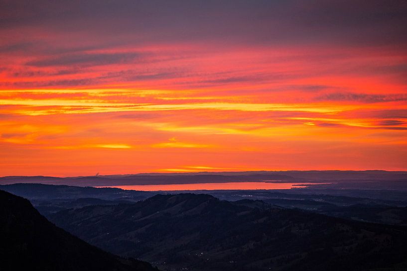 Zonsondergang over het Bodenmeer vanuit Grünten van Leo Schindzielorz