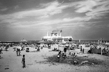 Strand Ostende mit Fähre von Willy Lippens