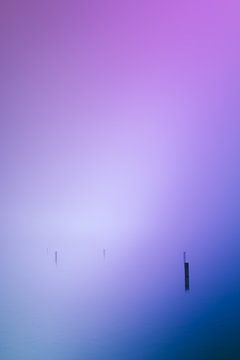 Blauw en paarse mist over de Rijkerswoerdse Plassen van Robert Wiggers