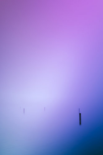 Blauw en paarse mist over de Rijkerswoerdse Plassen