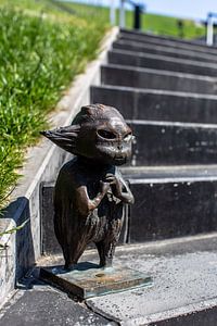 Kastenförmige Bronzestatue in der Nähe des Geisterdecks