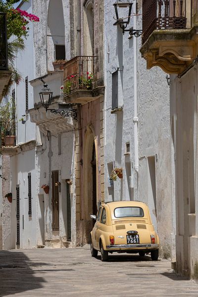 Fiat 500 auf der Straße in Specchia (2) von Jolanda van Eek en Ron de Jong