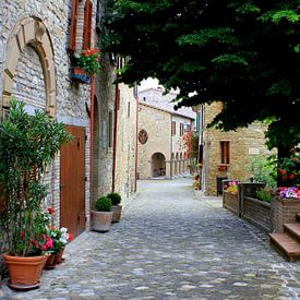Een typisch Italiaans straatje. van Jose Lok