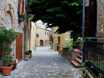 Een typisch Italiaans straatje. van Jose Lok