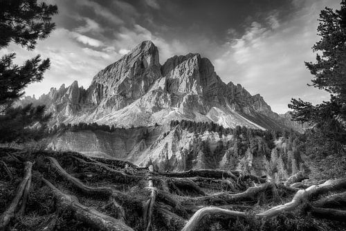 Berglandschap in de Dolomieten in Zuid-Tirol in zwart-wit.