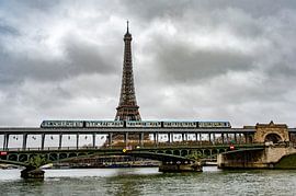 Metrofahrt vor dem Eiffelturm von Karsten Rahn