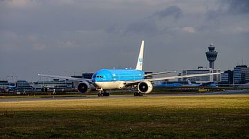 Taxiënde KLM Boeing 777-200. van Jaap van den Berg