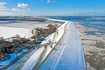 Luchtfoto van het besneeuwde plaatsje Moddergat aan de Waddenzee in Friesland van Eye on You
