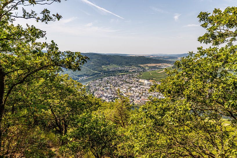 Vue panoramique sur la vallée de la Moselle et la ville de Bernkastel-Kues par Reiner Conrad