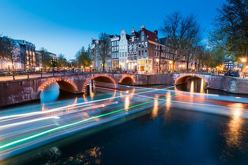 Verlichte brug over de prinsengracht in Amsterdam