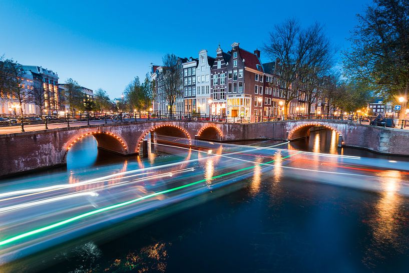 Verlichte brug over de prinsengracht in Amsterdam van Marcel van den Bos