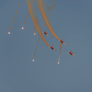 Patrouille de Suisse in actie tijdens avondshow. van Jaap van den Berg