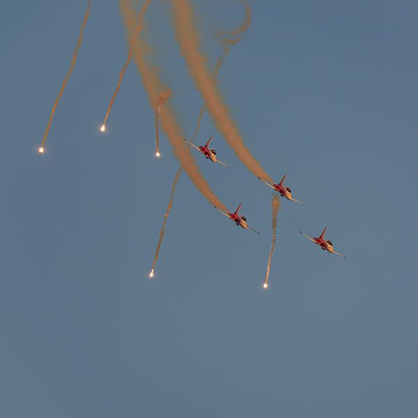 Die Patrouille de Suisse in Aktion während der Abendshow. von Jaap van den Berg
