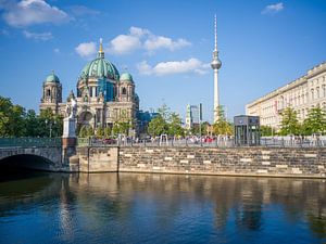 Blick über die Spree zu Berliner Dom, Fernsehturm und Berliner Schloss