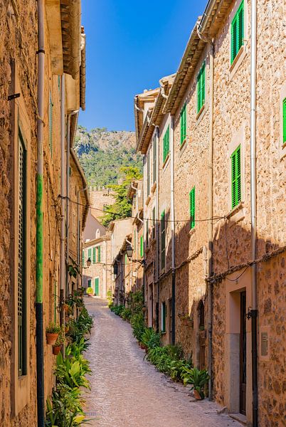 Schöne Straße in dem mediterranen Dorf Valldemossa auf Mallorca Spanien von Alex Winter