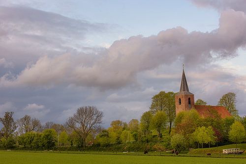 Nederlands luchten boven kerkje van Eenum