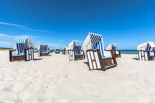 chaises de plage blanches et brunes sur la plage de Prerow