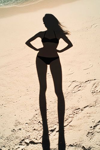 Schaduw van een zomerfiguur op het strand