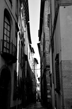 Toscane Italie Lucca Centre-ville noir et blanc sur Hendrik-Jan Kornelis