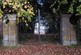 Villa achter hek by Fatima Maria Mernisi