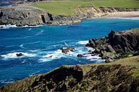 De baai bij Clogher Strand
