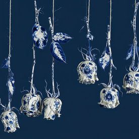 Exklusives Stilleben: Hängende Rosen aus Delfter Blaukeramik von Studio Pieternel