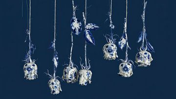 Nature morte exclusive : Roses suspendues en poterie bleue de Delft