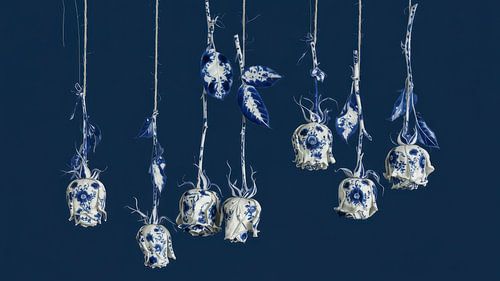 Exklusives Stilleben: Hängende Rosen aus Delfter Blaukeramik von Studio Pieternel