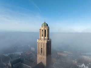Peperbus-Kirchturm in Zwolle über dem Nebel