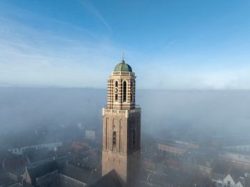 Peperbus kerktoren in Zwolle boven de mist van Sjoerd van der Wal Fotografie