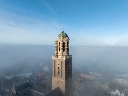 Peperbus kerktoren in Zwolle boven de mist