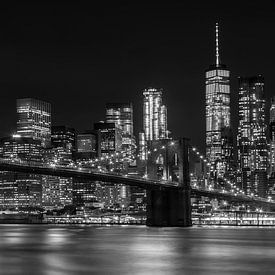 Nacht Skyline van MANHATTAN, de Brooklyn Bridge Panorama van Melanie Viola
