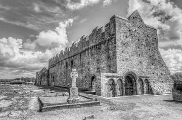 De Middeleeuwse ruïne van Ardfert  Cathedral, County Kerry,  Munster, Ierland van Mieneke Andeweg-van Rijn