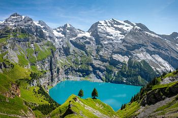 Lac de montagne Oeschinensee dans les Alpes en Suisse