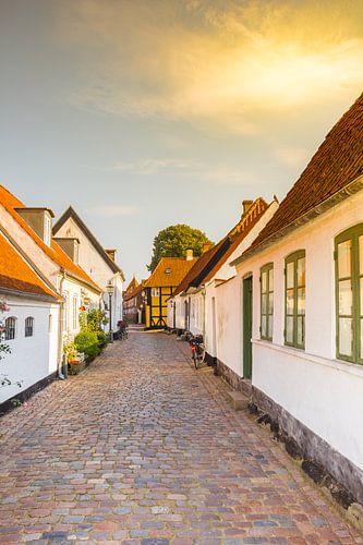 Coucher de soleil sur une rue avec des petites maisons à Ribe