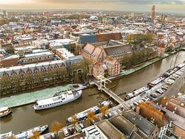 Zwolle Thorbeckegracht an einem kalten Wintermorgen von oben gesehen von Sjoerd van der Wal Fotografie