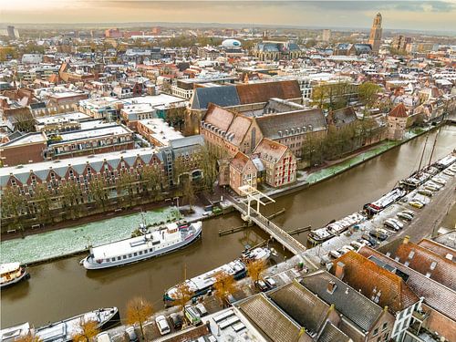 Zwolle Thorbeckegracht tijdens een koude winterochtend gezien vanaf ab