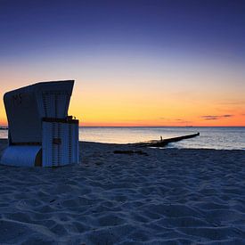 Strandkörbe im romantischen Sonnenuntergang von Frank Herrmann