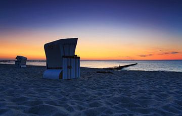 Strandkörbe im romantischen Sonnenuntergang