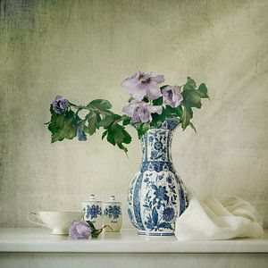 Stilleben. Delfter Blau Vase mit fliederfarbenen Hibiskus.